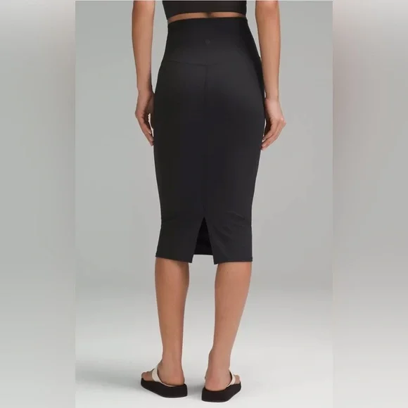 NWT LULULEMON SLIM FIT HIGH-RISE SKIRT, size 2 - Picture 3 of 4